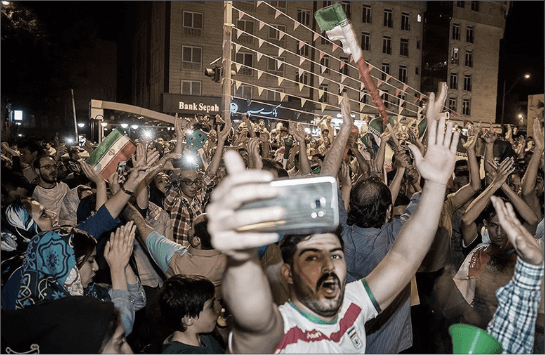 شادی مردم تهران پس از پیروزی تیم ملی فوتبال مقابل مراکش در جام جهانی 2018 روسیه